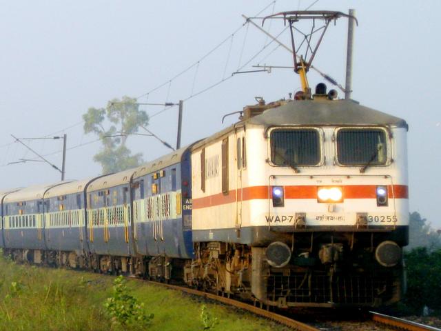 त्योहारों पर रेलवे चलाएगा स्पेशल ट्रेनें Railway will run special trains on festivals