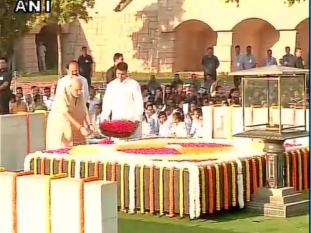 राजघाट पर बापू को श्रद्धांजलि देने पहुंचे पीएम मोदी, सोनिया और केजरीवाल PM Modi, LK Advani, Sonia Gandhi and Arvind kejriwal pays tribute to Mahatma Gandhi on Gandhi Jayanti at Raj Ghat