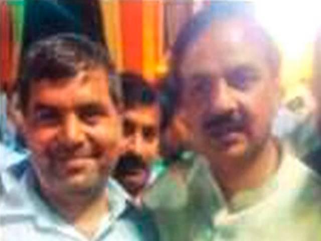 दादरी कांड के आरोपी के पिता दिखे केंद्रीय मंत्री के साथ Dadri Incident : Accused father seen with Mahesh Sharma in a photograph