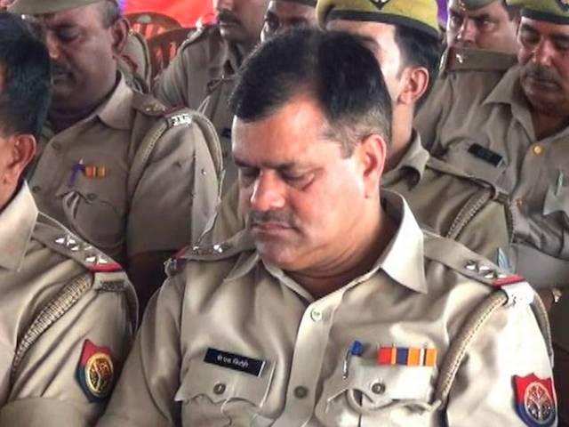 बड़े साहब सुरक्षा का पाठ पढ़ा रहे थे और थानेदारों में लगी सोने की होड़ police inspecters sleeping in elecion preparation meeting