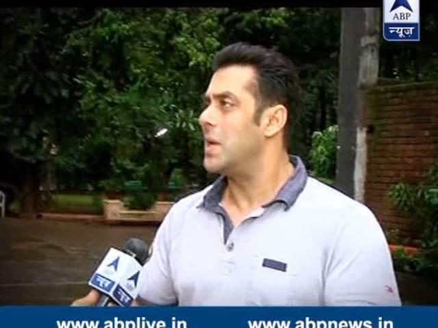 SELFIE: शाहरूख के घर के सामने दोस्तों के साथ महफिल जमाते थे सलमान खान SELFIE SPECIAL: Salman Khan remembered his childhood acts