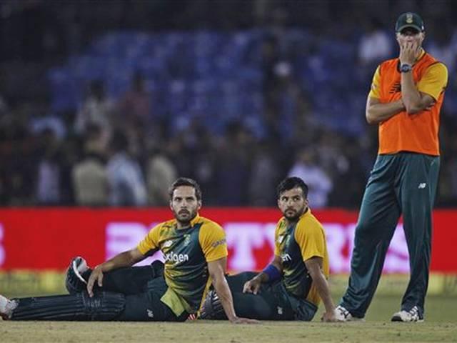 जब 'क्रिकेट' को भारतीय दर्शकों ने किया शर्मसार... fans threw plastic bottles on the field as the Indian Cricket Team performed poorly