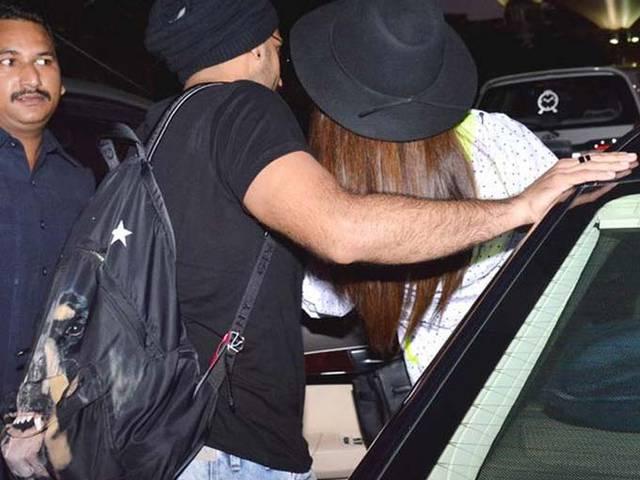 एयरपोर्ट पर एक दूसरे को 'KISS' करते दिखे रनवीर-दीपिका! Deepika Padukone & Ranveer Singh Were Spotted Kissing At The Airport