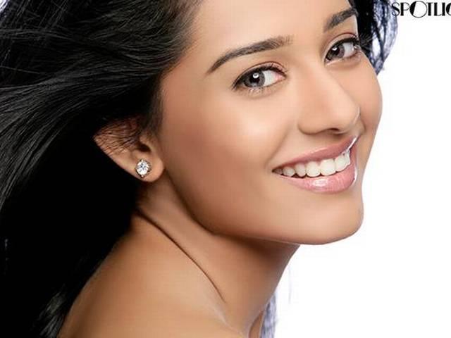 अमृता राव का मंहगे फुटवियर से भरा बैग एयरपोर्ट से गायब हुआ bollywood actress amrita raos bag was missing from jaipur