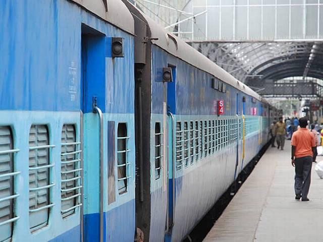 लंबी लाइन का लफड़ा खत्म, अब मोबाइल से खरीदें प्लेटफॉर्म टिकट platform ticket by moblie