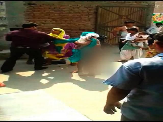 ...जब यूपी पुलिस के खिलाफ गुस्से में महिलाओं ने किया नग्न प्रदर्शन! naked women protest in noida