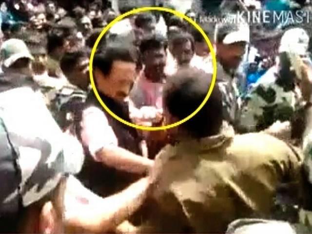 करुणानिधी के बेटे स्टालिन ने सेल्फी लेने वाले ऑटोलाचक को मारा थप्पड़ MK Stalin Slaps a Man Who Wanted to Click a Selfie