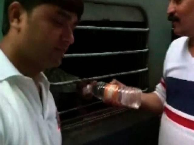 ट्रेनों में बिहारियों को 'मोदी पानी' पिला रही है 'बीजेपी' ‘Modi Water’ served in Bihar bound trains at Surat