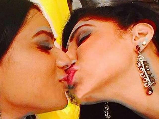 OMG: अपनी को-स्टार के साथ लिपलॉक करती दिखीं निया शर्मा Nia Sharma was seen kissing a girl