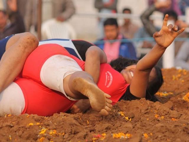 14 साल की उम्र में मां बनी चैंपियन रेसलर का आज भी जारी है संघर्ष But can you imagine a 19-year-old mother of twins