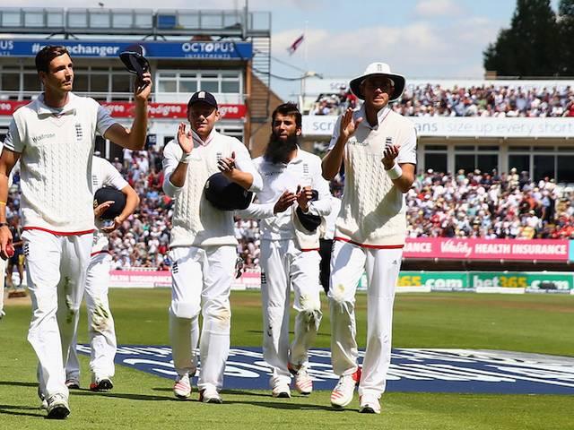 टीम के गिरे 9 विकेट, लेकिन गेंदबाज़ों ने झटके 12 विकेट! Steven Finn four-for presses Test case