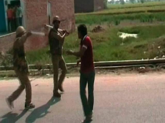 यूपी में मरी गाय पर हंगामा, दुकानों में लगाई आग Violence in Mainpuri over dead cow