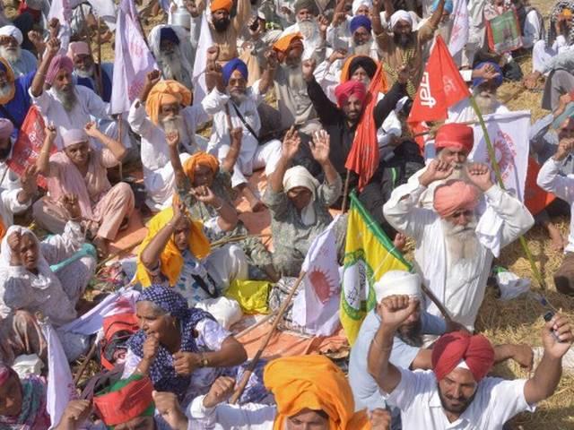 पंजाब : किसानों का रेल रोको आंदोलन गरमाया, कई ट्रेनें प्रभावित Punjab: Train Services Hit due to Farmers’ Strike