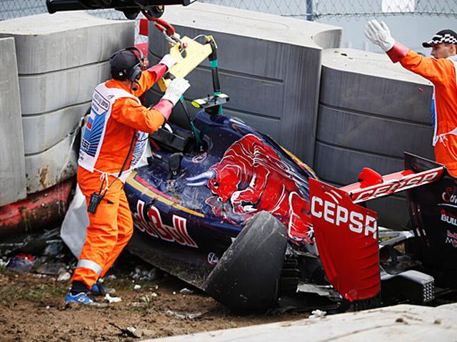 F1: कार्लोस सैंज की कार बैरिकेडिंग से टकराई, अस्पताल में भर्ती carlos sainz crash