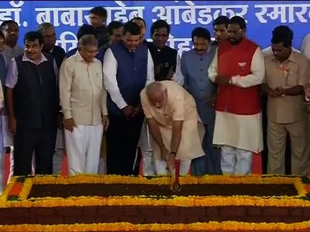 मुंबई: शिवसेना के बायकॉट के बीच पीएम मोदी ने रखी आंबेडकर स्मारक की आधारशिला PM Modi lays foundation for Ambedkar memorial in Mumbai, Shiv Sena boycotts event