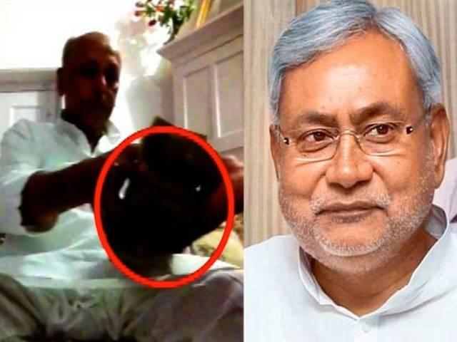 बिहार: स्टिंग में घूस लेते दिखे मंत्री, नीतीश ने लिया इस्तीफा Bihar Minister Awadhesh Kushwaha Resigns Over Charges of Graft