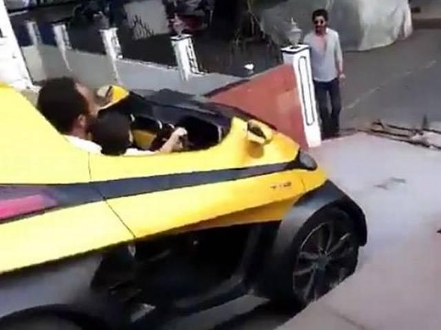 देखें वीडियो: शाहरूख की कार में दिल खोलकर नाचे अबराम! WATCH VIDEO: AbRam dances as daddy Shah Rukh Khan takes him for a drive