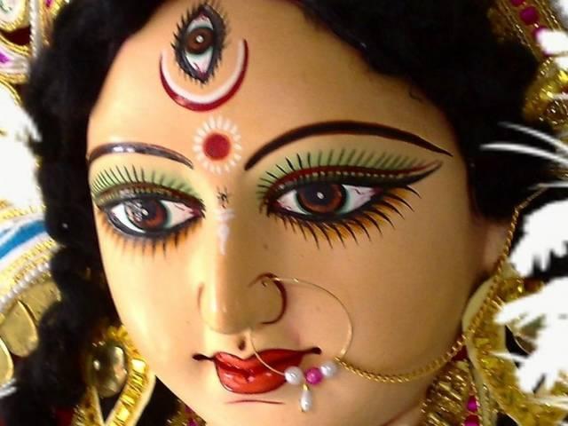 नवरात्रों में इन रंगों के कपड़े पहनकर करें देवी दुर्गा की पूजा dress colours Durga Puja