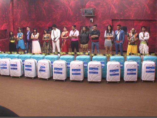BB 9, Day 1: महंगे सामान की बर्बादी देख रो पड़े प्रतिभागी, खर्राटों से उड़ी सबकी नींद, मंदाना-कीथ की दोस्ती से टेंशन में रोशेल BIGG BOSS, DAY 1: Nomination, trouble and friendship begin in the big boss house