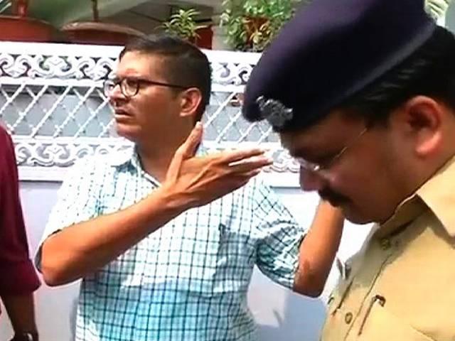 मुलायम पर FIR कराने वाले IPS अमिताभ ठाकुर के घर पर छापा Vigilance raid on Amitabh thakur house