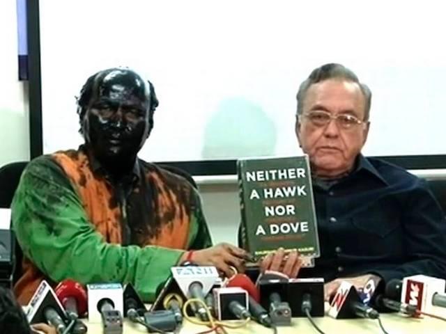 कालिख पोतने वालों का उद्धव ने किया सम्मान Uddhav Thackeray pay respect Sudheendra Kulkarni attackers