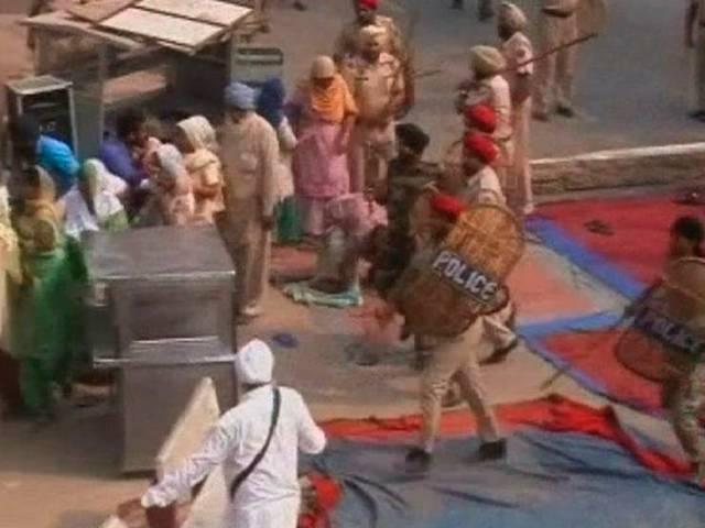 पवित्र ग्रंथ के फटे पन्नों पर ‘हिंसक’ विरोध प्रदर्शन में 9 पुलिसकर्मी घायल Punjab_Police