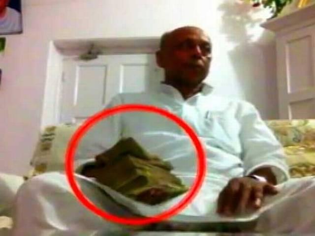 स्टिंग में फंसे नेताओं पर कसा शिकंजा Bihar Minister and Lalu yadav’s candidate caught over sting operation