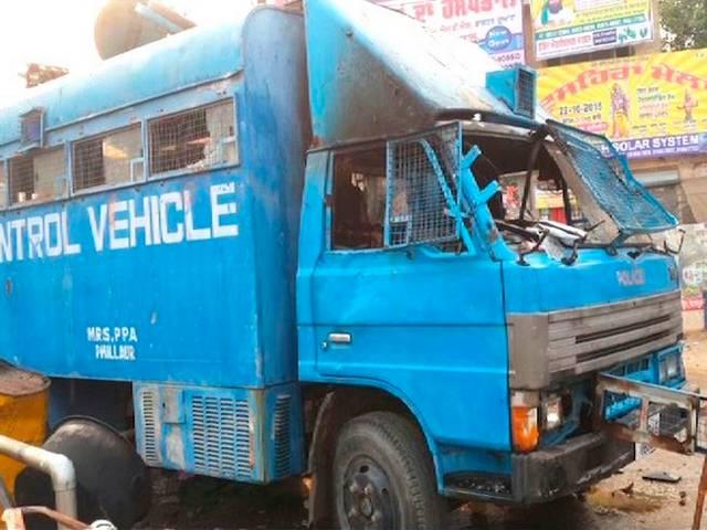 पंजाब : फरीदकोट में धार्मिक ग्रंथ के अपमान पर हंगामा, तनाव Tension in Faridkot after pages of holy book found
