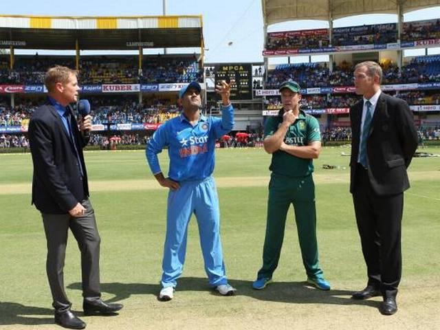 INDvsSA: बाएं हाथ से बदलेगी धोनी की रूठी किस्मत ! he tossed the coin with his left hand to change his fortunes