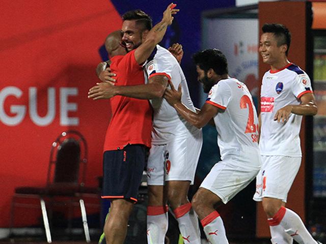 डायनामोस ने एफसी पुणे सिटी को 2-1 से हराया Delhi beat Pune 2-1 to take third spot