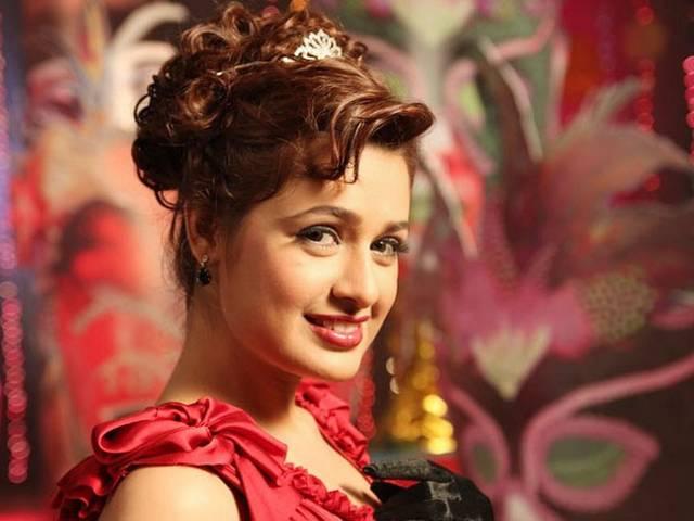 Bigg Boss 9: घर में शरु हुई प्रिंस-युविका की नई लव स्टोरी? chemistry between yuvika and primce