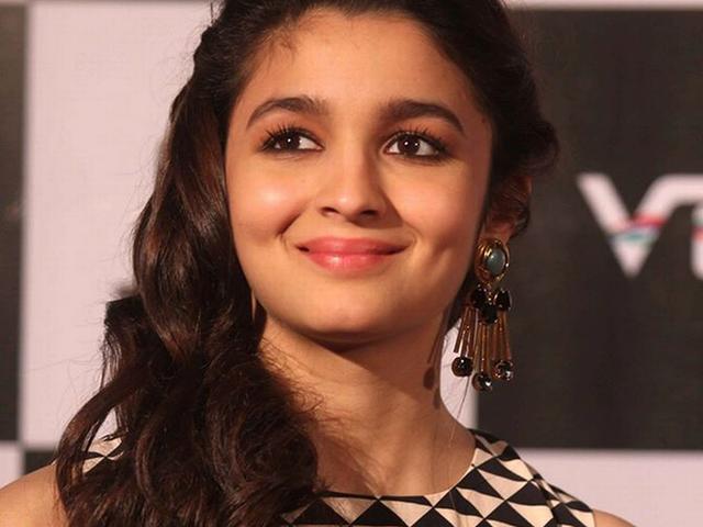 पाक गायिका नाजिया हसन के जीवन पर बनने वाली फिल्म में नहीं होंगी आलिया Alia says that she is not in the film based on pakistani singer najiyah hasan
