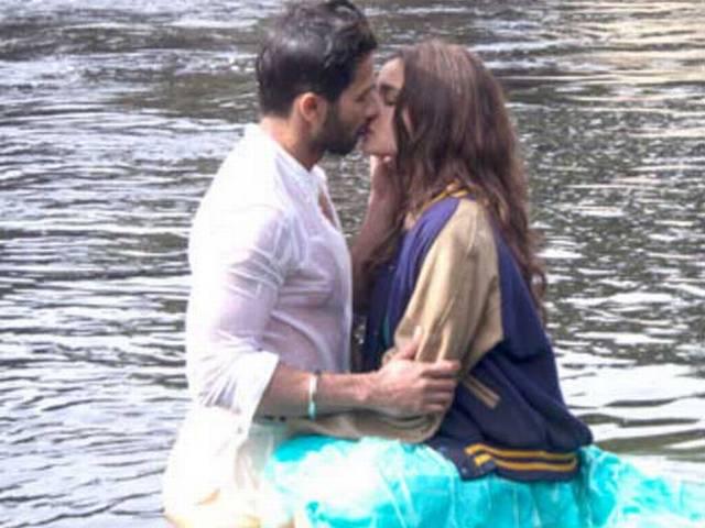 शाहिद कपूर ने आलिया भट्ट को किया शानदार 'KISS' Revealed! Shahid Kapoor and Alia Bhatt’s Shaandaar kiss
