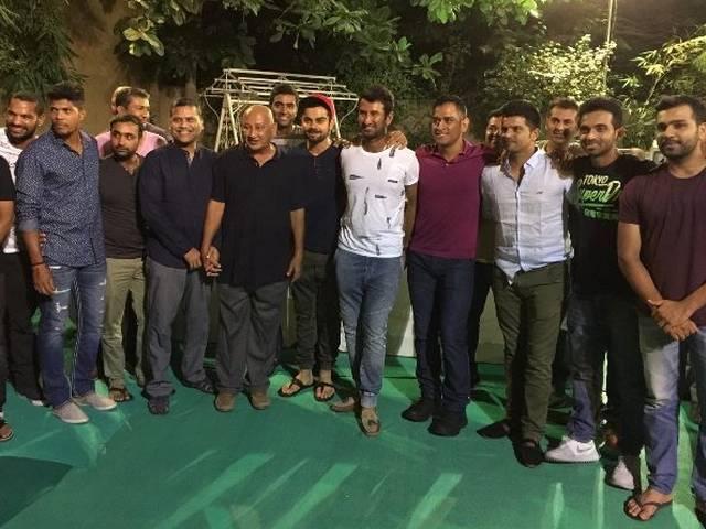 टेस्ट बल्लेबाज़ चेतेश्वर पुजारा के घर टीम इंडिया का डिनर Team India had a lovely dinner last evening at the Pujara residence in Rajkot.