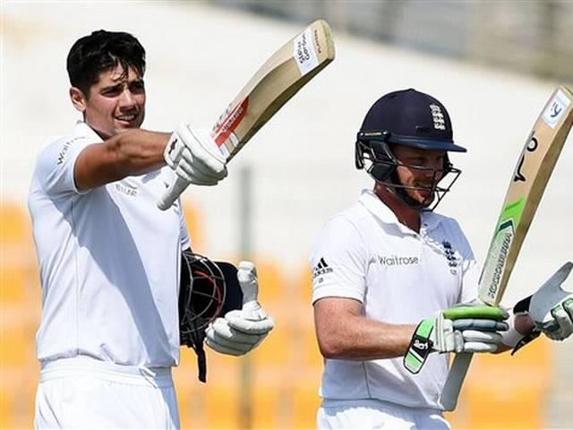 ENG vs PAK: एलिस्टेयर कुक ने दोहरा शतक जड़ की पीटरसन की बराबरी England Test Captain Alastair Cook’s third double-hundred in Tests