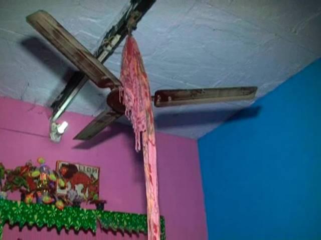 मनचलों से परेशान होकर दी जान, देखती रह गई पुलिस Girl commits suicide after molestation
