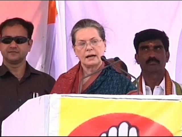 सोनिया का मोदी पर निशाना, जनता से कहा- विकास के लिए वोट दें Bihar polls: Congress President Sonia Gandhi address rally in Buxar