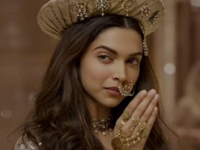 'बाजीराव मस्तानी' के नए गाने ‘दीवानी मस्तानी’ में दिखा दीपिका का शाही अंदाज Deepika Padukone is mesmerising in ‘Deewani Mastani’ song from ‘Bajirao Mastani’