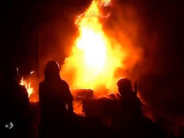 दिल्ली: मंगोलपुरी में 400 झुग्गियों में लगी आग बुझाने का प्रयास जारी fire in mangolpuri slum affects 400 plus shanties