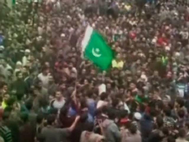 J&K: जाहिद की हत्या के विरोध में कश्मीर बंद, जनाजे में लहराए पाकिस्तान झंडे 24-hour bandh in Kashmir today to protest against the death of Udhampur trucker, Geelani under house arrest