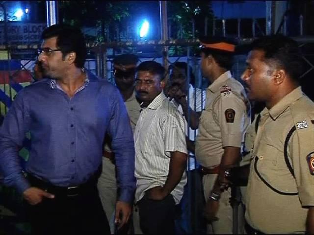 पुलिस ने पहले पीटा, फिर कहा- 'पाकिस्तान चले जाओ' Mumbai Police allegedly thrashed 2 Muslim youths, asked them to go to Pakistan