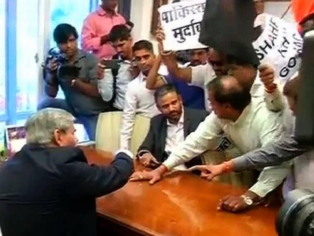 शिवसेना के प्रदर्शन के बाद BCCI-PCB की बातचीत कल तक के लिये टली Shiv Sena Protest against Pakistan at BCCI office