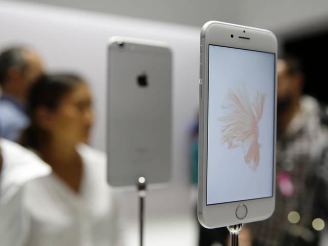 Apple को भारत में लगा झटका, आईफोन6s और 6s प्लस की बिक्री उम्मीद से कम APPLE’S NEW IPHONES GET LUKEWARM RESPONSE