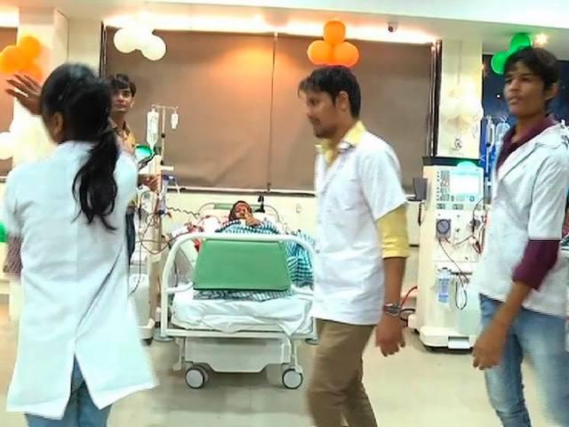 अहमदाबाद: सरकारी अस्पताल के ICU में डॉक्टरों और नर्स का गरबा डांस Doctor and staff of Sola Civil Hospital, Ahmedabad performed the Garba in ICU