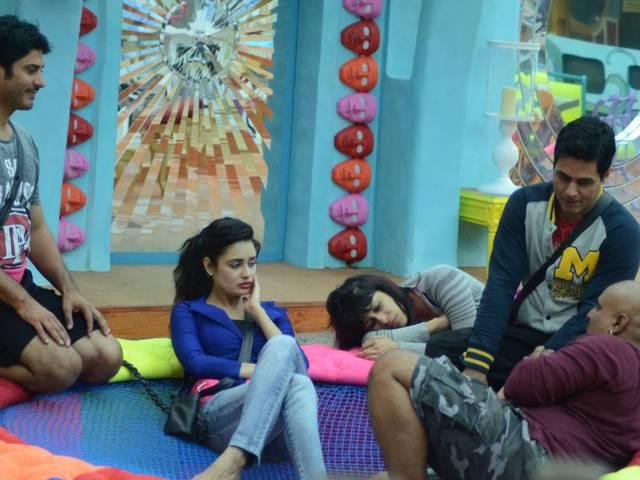 BB9: एक्स अंकित गेरा के लिए अपसेट हुईं रूपल त्यागी Rimi Sen is turning into the real entertainer of bb9, Roopal gets emotional for Ankit