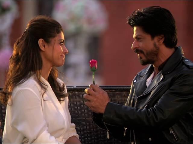 फिर दिखा शाहरुख, काजोल का 'DDLJ' अंदाज Kajol and SRK pay a touching tribute to DDLJ