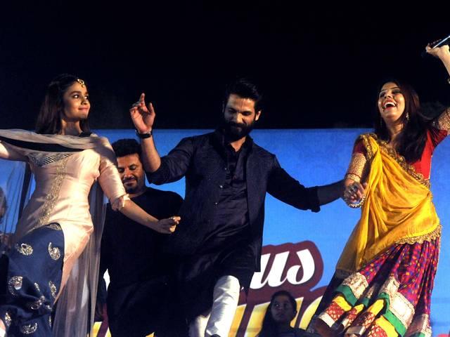 अहमदाबाद में शाहिद, आलिया ने किया गरबा Shahid Kapoor, Alia Bhatt perform Garba