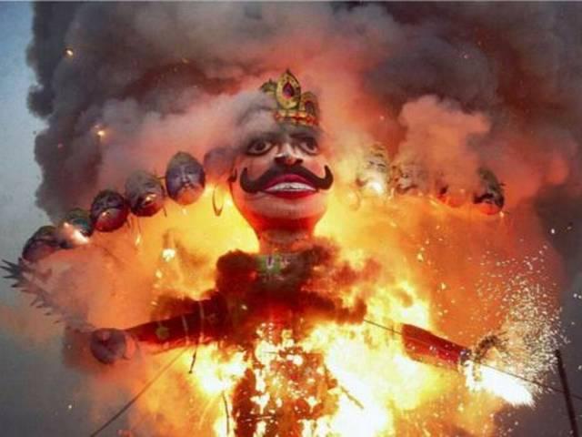 'बदसूरत' बोलने पर नाराज हुआ 'रावण', कहा- इस दशहरे नहीं मरूंगा Ramlila calls Ravan ‘ugly’, He says won’t die this Dussehra