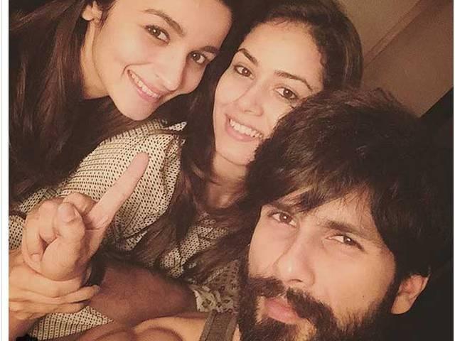 Selfie Of The Day: वाइफ मीरा और आलिया संग शाहिद कपूर की 'शानदार' सेल्फी Selfie Of The Day: Shahid Kapoor, Alia Bhatt, Mira Kapoor & A Random Finger!