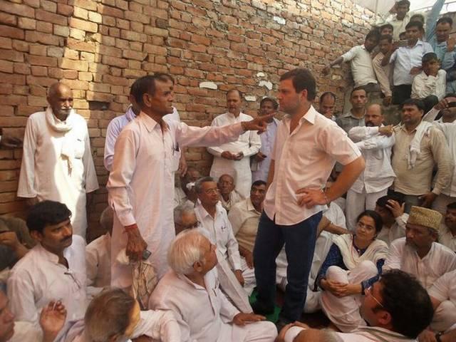 राहुल ने बीजेपी को बताया निरंकुश, लालू ने कहा पीएम करें 'कष्ट की बात' Faridabad Dalit immolation: Rahul Gandhi visits village
